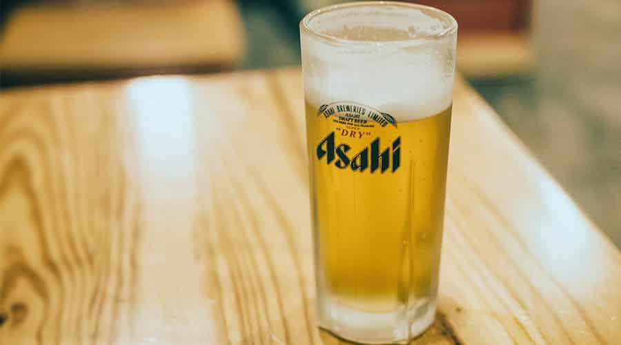 Une bière pression servie dans un izakaya