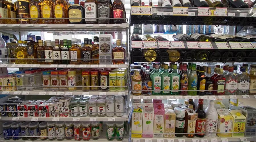 Le rayon alcool dans un konbini japonais