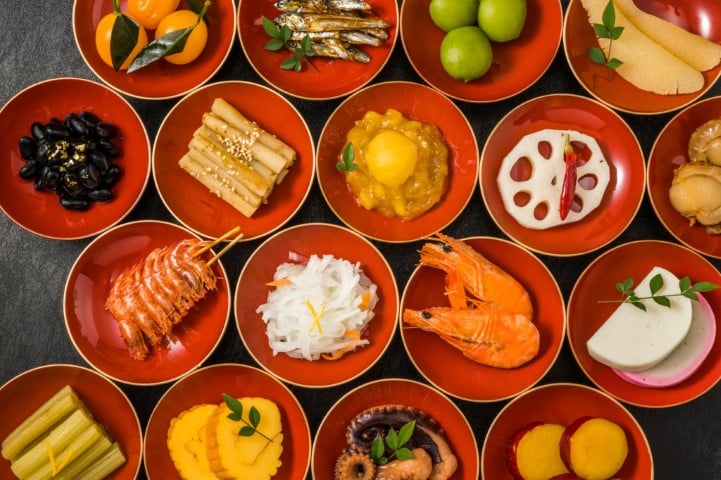 Plusieurs des nombreux mets et aliments servis dans un Osechi ryori