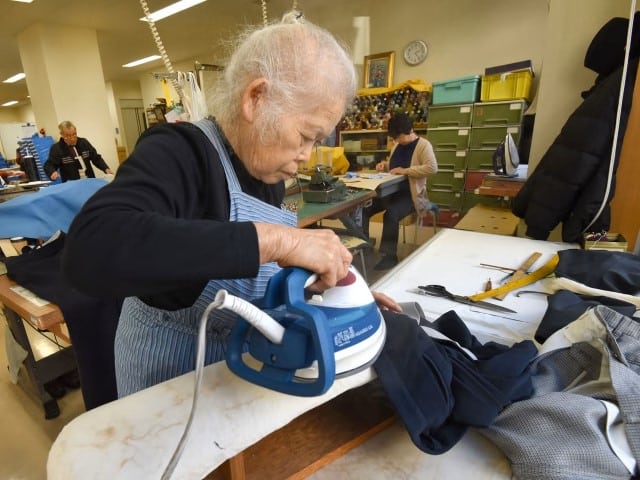 Une femme Japonaise âgée travaillant à mi-temps