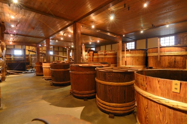 La fermentation du saké dans de grands tonneaux