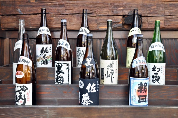 Plusieurs bouteilles et types de saké